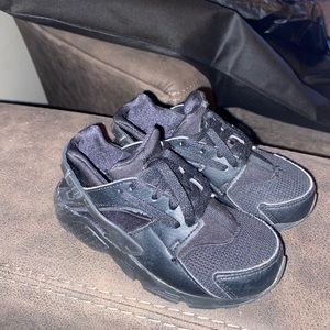 Toddler boys black Nike’s... Good condition.. size 11c